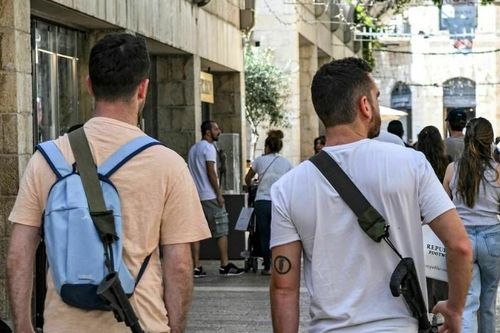 Vì sao dân thường Israel mang súng khi ra đường?