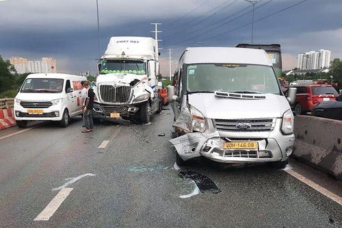 TP Hồ Chí Minh: Tai nạn liên hoàn 4 ô tô trên cầu Phú Hữu, giao thông ùn ứ
