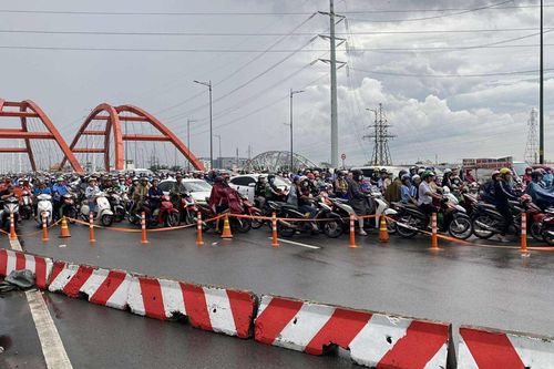 TP Hồ Chí Minh: Bất ngờ đóng nhánh rẽ cầu Bình Lợi, giao thông hỗn loạn