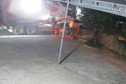 Clip: Xe bồn va chạm xe máy chở 3 mẹ con, bé gái 8 tuổi tử vong