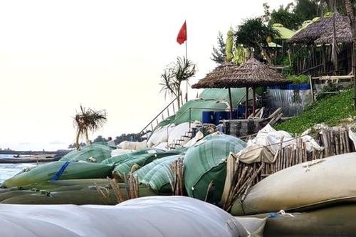 Bờ biển Hội An 'chênh vênh' trước mùa mưa bão
