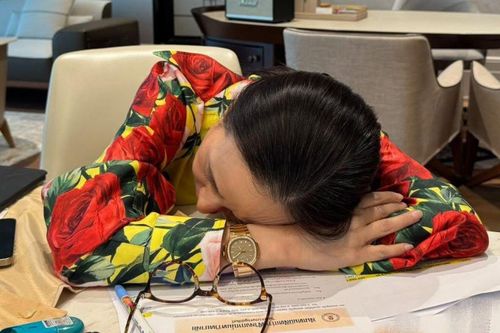Xót xa hình ảnh Madam Pang kiệt sức, gục trên bàn