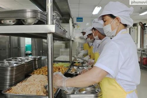 Cận cảnh suất ăn bán trú được hỗ trợ 20.000 đồng của học sinh tiểu học Hà Nội