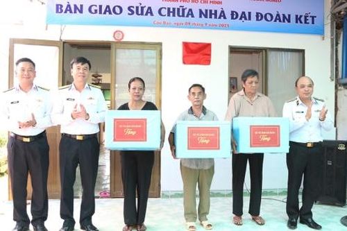 Nhiều phần quà ý nghĩa được gửi đến quân và dân đặc khu Côn Đảo