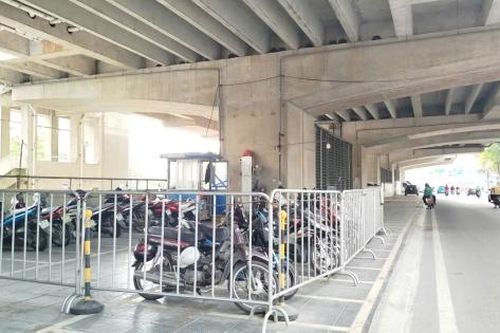 Hà Nội 'dẹp' bãi xe gầm cầu cạn: Gầm ga metro nhộn nhịp xe ra vào