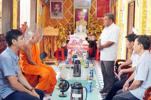 Sở Dân tộc và Tôn giáo tỉnh An Giang thăm, tặng quà người có uy tín trong đồng bào dân tộc thiểu số