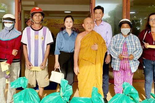 Tặng 200 suất quà cho người dân phường Hà Tiên