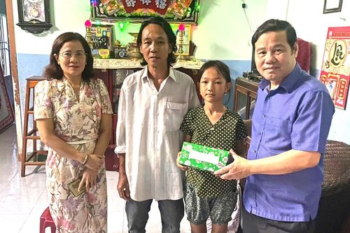 Phường Bắc Cam Ranh động viên một học sinh có hoàn cảnh khó khăn quay lại trường học