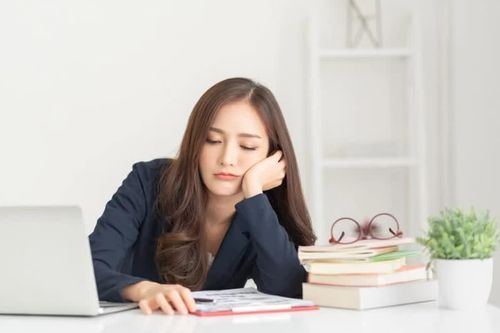 Thường xuyên ngủ gật ban ngày, hãy cảnh giác với 5 dấu hiệu bệnh tật này