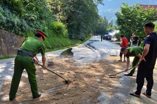 Công an xã Si Ma Cai kịp thời xử lý dầu loang trên đường, đảm bảo an toàn giao thông