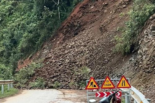 Quốc lộ 32 ách tắc do sạt lở đất