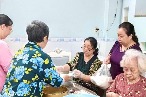 'Bếp cơm từ thiện Đức Nghĩa' - Nơi chan chứa tình người
