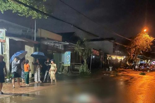 Thanh niên chạy xe máy ngã ra đường, bị xe ô tô tông tử vong
