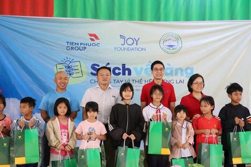 Tặng 500 bộ sách giáo khoa cho học sinh khó khăn xã Tà Đùng