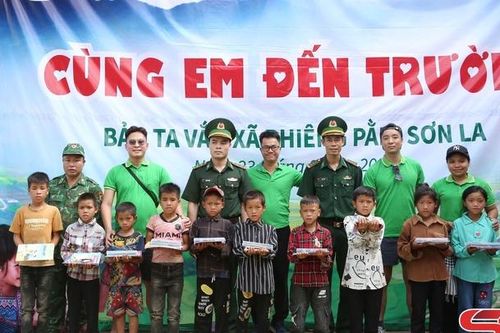 Nâng bước em đến trường ở xã biên giới Phiêng Pằn