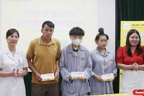 Tặng vé xe miễn phí cho bệnh nhân mắc bệnh hiểm nghèo tại Bệnh viện Đa khoa tỉnh