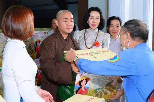 Các tự viện tặng quà đến người khó khăn nhân mùa Vu lan