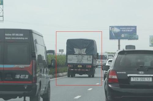 CSGT hóa trang xử lý, phạt nguội tài xế xe tải đi sai làn trên hai cao tốc
