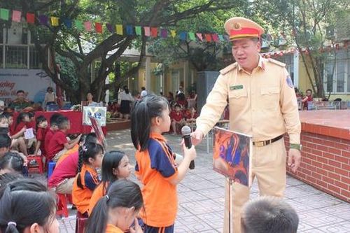 Học sinh, sinh viên Hà Nội học an toàn giao thông đầu năm học 2025