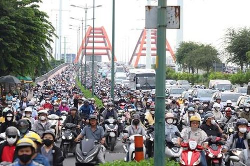 TP.HCM tạm đóng lối xuống cầu Bình Lợi để giảm ùn tắc giao thông