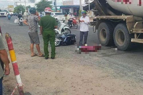 Cà Mau: Xe máy va chạm xe trộn bê tông, 1 người tử vong
