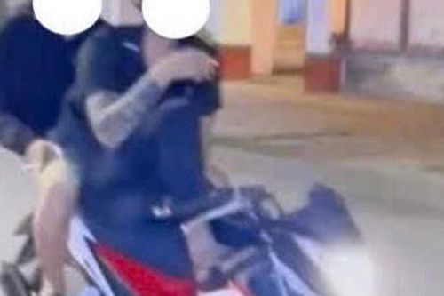 Thả hai tay điều khiển xe máy, nam thanh niên bị phạt 7 triệu đồng