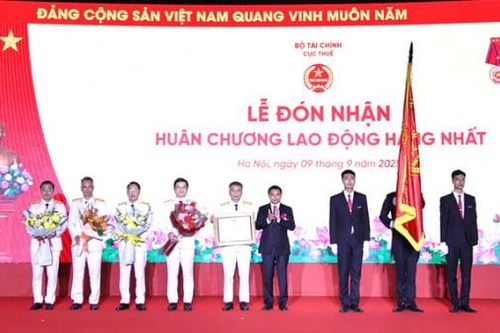 Cục Thuế đón nhận Huân chương lao động hạng Nhất