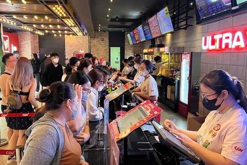 Chỉ sau 17 ngày, 'Mưa đỏ' thu 551,3 tỷ: Bước ngoặt của kinh tế điện ảnh Việt?