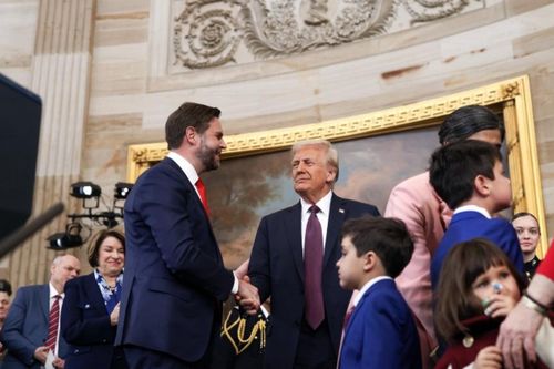 Phó Tổng thống Mỹ: 'Ông Trump gần như không nghỉ ngơi'