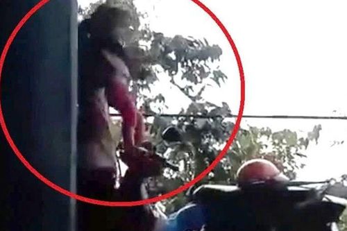 Vụ clip bé trai 2 tuổi bị bạo hành, dọa quăng xuống đất: Sự vô nhân tính được phản ánh thế nào trong clip dài 1 phút 42 giây?