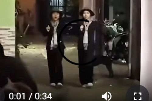 Xúc động hình ảnh 2 cô con gái mới đi diễu binh về được cả xóm chào đón