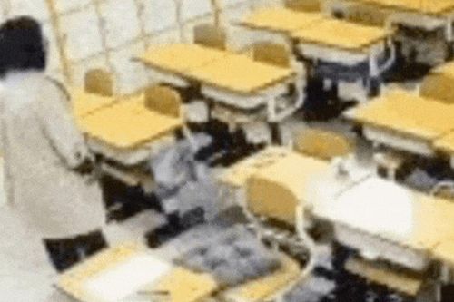 Đoạn video khó hiểu cảnh nữ giáo viên đứng giảng bài trong phòng học trống giữa đêm