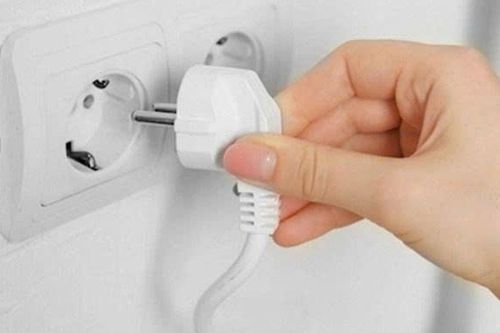Tiết kiệm điện từ những thói quen nhỏ: Rút phích cắm ban đêm để giảm hóa đơn