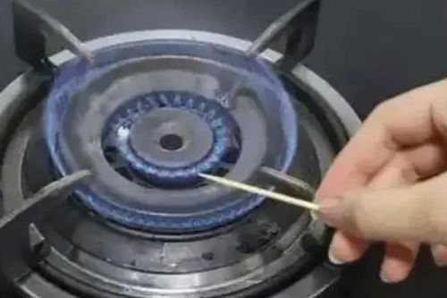 Trên bếp gas có một 'cơ quan nhỏ', dùng tăm khều nhẹ là tiết kiệm được vài trăm tiền gas mỗi năm
