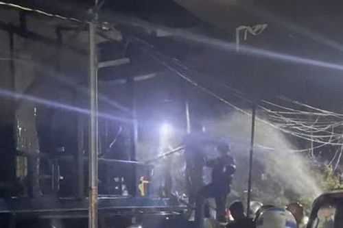 An Giang: Chủ nhà thắp nhang rồi khóa cửa ra ngoài, 4 căn nhà liền kề bốc cháy dữ dội