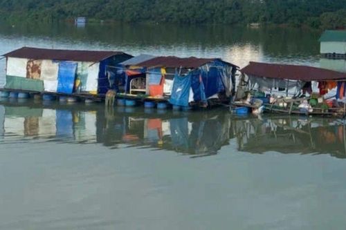 Bé trai 5 tuổi đuối nước thương tâm khi sống lênh đênh cùng bố mẹ trên nhà bè giữa lòng hồ