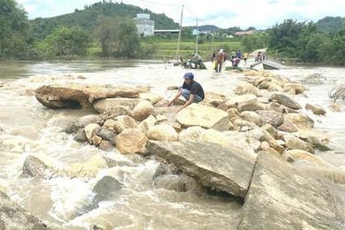 Ngầm, đập tràn - hiểm họa rình rập trong mùa mưa lũ