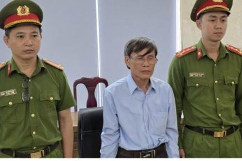 Nhân viên văn phòng đăng ký đất đai sửa chữa, cắt dán phôi sổ đỏ để trục lợi