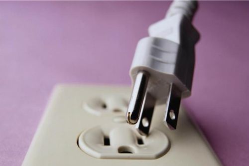 Vì sao một số phích cắm điện có ba chấu?