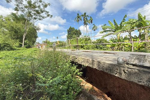 Hơn 100m đường ven sông bị sạt lở 'hở hàm ếch', dân lo lắng trước mùa mưa lũ