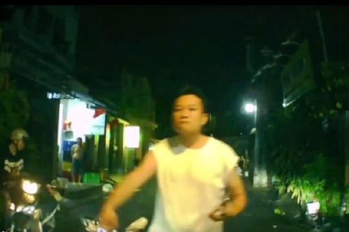 Người đàn ông chạy xe máy chặn đầu ô tô, khiêu khích tài xế ở TP.HCM