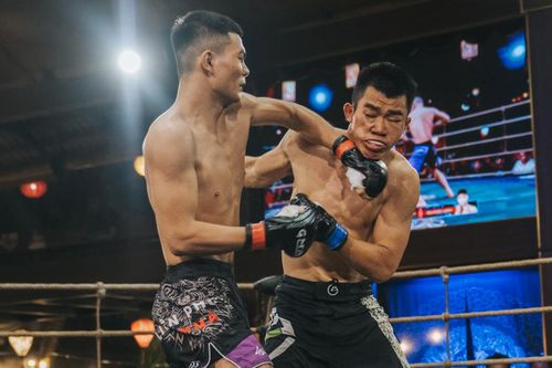 Tung 25 cú đấm trong 13 giây, học trò Johnny Trí Nguyễn hạ gục võ sĩ MMA