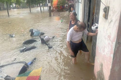 Đường phố Lào Cai biến thành sông sau mưa lớn
