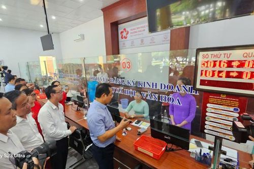 Chủ tịch TP.HCM: Đưa cán bộ chuyên môn về phường xã, giảm tải cho địa phương
