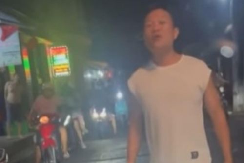 Công an mời người đàn ông chặn đầu ô tô, khiêu khích tài xế lên làm việc