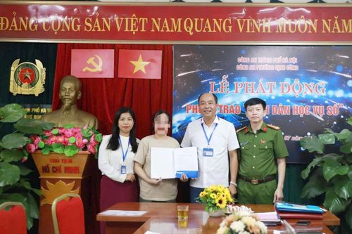 Người dân cảm ơn Công an Định Công kịp thời cứu nữ sinh khỏi 'bắt cóc online'