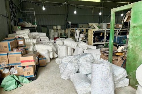 Kinh hoàng hàng vạn băng vệ sinh, bỉm trẻ em giả được sản xuất bằng công nghệ thô sơ