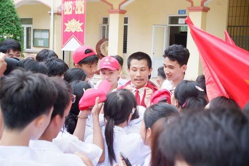 Diễn viên Tạ trong phim 'Mưa đỏ' về thăm trường cũ