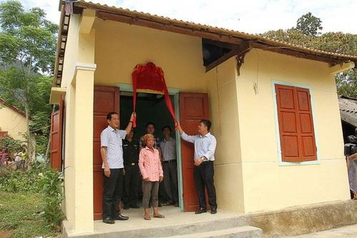 Thanh Hóa 'trao nhà' cho hộ vượt chuẩn nghèo
