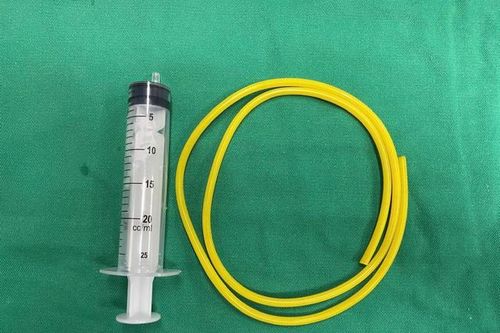 Nam thanh niên tự nhét ống cao su dài khoảng 1m vào bàng quang